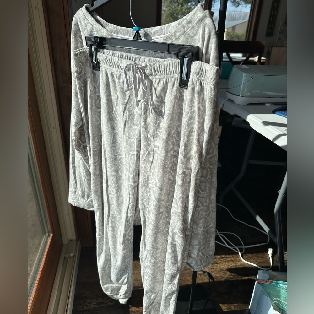 22. NWT TAHARI ANIMAL SOFT LOUNGE SET TOP IS SIZE MEDIUM AND BOTTOMS ARE LARGE